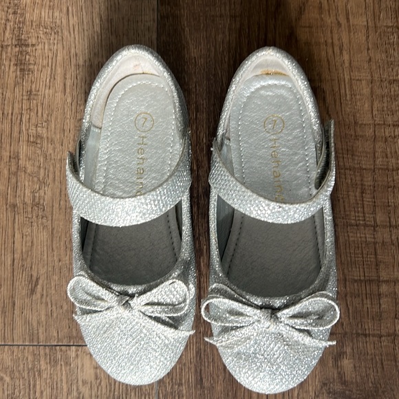 ✨BRAND NEW SILVER SHOES FOR LITTLE GIRL SZ 7✨ - Picture 3 of 11
